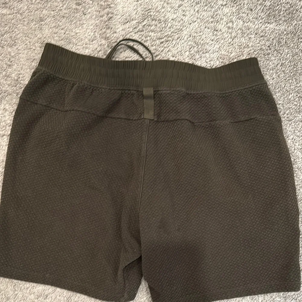 Lululemon green textured shorts - Picture 3 of 6